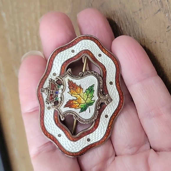 RD 1905 Sterling Vintage Enamel Maple Leaf Brooch - Picture 3 of 3
